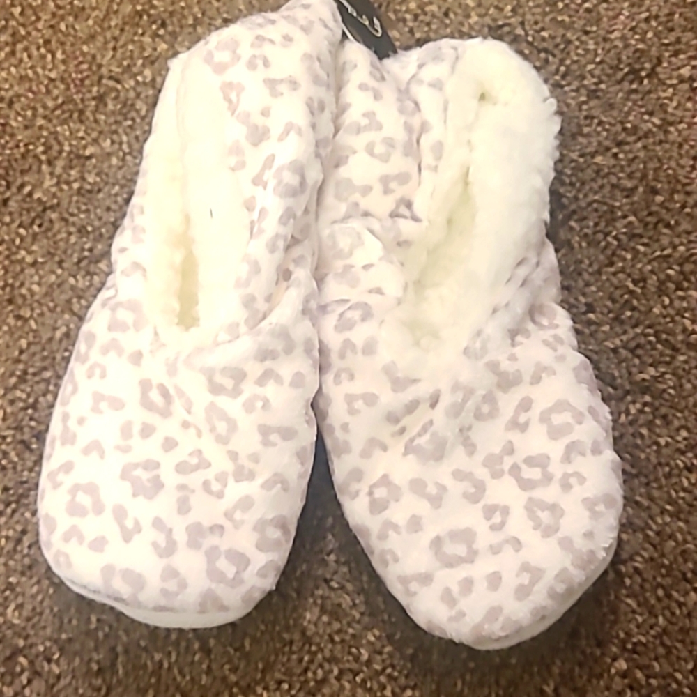 slippers, white leopard print, gripper bottoms